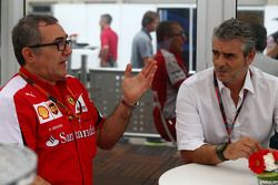 Modesta Menabue, Ferrari Especialista en motores con Maurizio Arrivabene, Ferrari Director del Equip