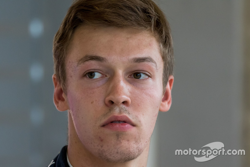 2015 год. В боксах Red Bull по ходу пятничных тренировок