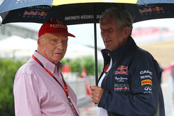 (Soldan sağa): Niki Lauda, Mercedes Fahri Başkanı ile Dr Helmut Marko, Red Bull Motorsporları Danışm