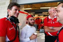 Graeme Lowdon, Président de Manor Marussia F1 Team avec Will Stevens, Manor Marussia F1 Team; John Booth, Manor Marussia F1 Team Team Principal; et Gianluca Pisanello, Ingénieur en chef de Manor Marussia F1 Team