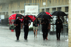 Les parapluies sont de sortie sous la pluie dans le paddock