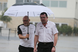 Matt Bishop, Attaché de presse de McLaren avec Eric Boullier, Directeur de la compétition de McLaren