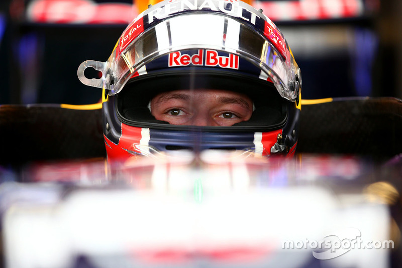 2015 год. В боксах Red Bull по ходу пятничных тренировок