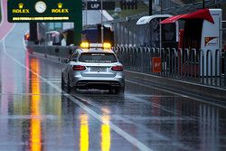 Das Medical-Car in der regennassen Boxengasse