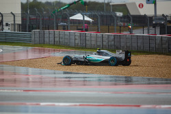 Nico Rosberg, Mercedes AMG F1 W06 spins and damages his front wing