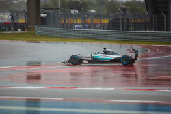 Nico Rosberg, Mercedes AMG F1 W06 spins and damages his front wing