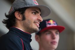 (L to R): Carlos Sainz Jr., Scuderia Toro Rosso with Max Verstappen, Scuderia Toro Rosso