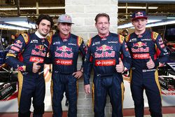 (Da esquerda para direita): Carlos Sainz Jr., Scuderia Toro Rosso ao lado do pau Carlos Sainz, Jos Verstappen e o filho Max Verstappen, Scuderia Toro Rosso