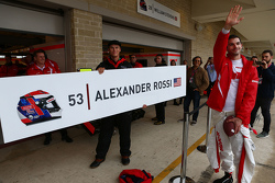 La targa sul box di Alexander Rossi, Manor Marussia F1 Team viene eretta