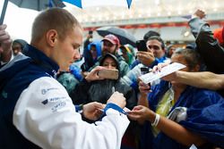 Valtteri Bottas, Williams signs autographs for the fans