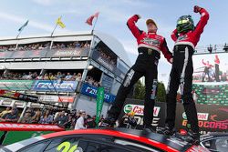 Winnaars James Courtney en Jack Perkins, Holden Racing