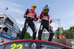 Pemenang balapan, James Courtney, dan Jack Perkins, Holden Racing Team