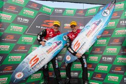 Pemenang balapan, James Courtney, dan Jack Perkins, Holden Racing Team