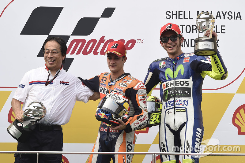 Podium: ganador Dani Pedrosa, Repsol Honda Team y el tercer lugar, Valentino Rossi, Yamaha Factory R