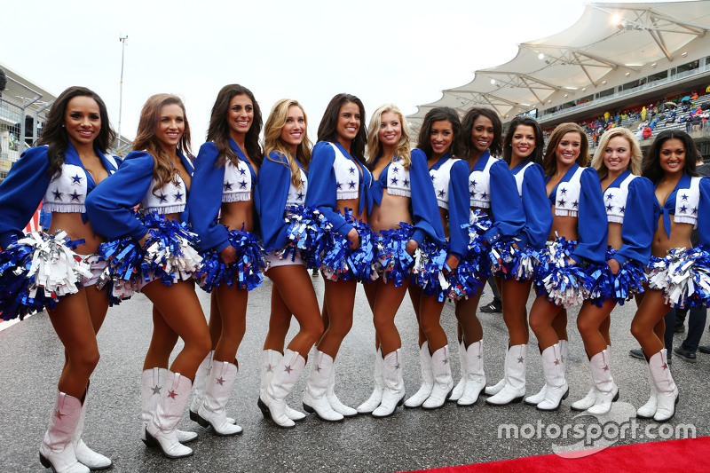 Dallas Cowboys Cheerleaders en el desfile de los pilotos
