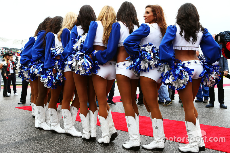 Dallas Cowboys Cheerleaders en el desfile de los pilotos