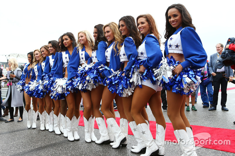 Dallas Cowboys Cheerleaders en el desfile de los pilotos