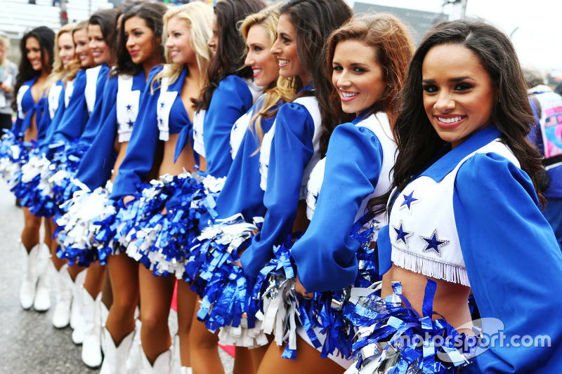 Dallas Cowboys Cheerleaders en el desfile de los pilotos