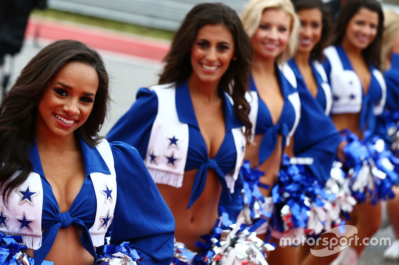Dallas Cowboys Cheerleaders en el desfile de los pilotos