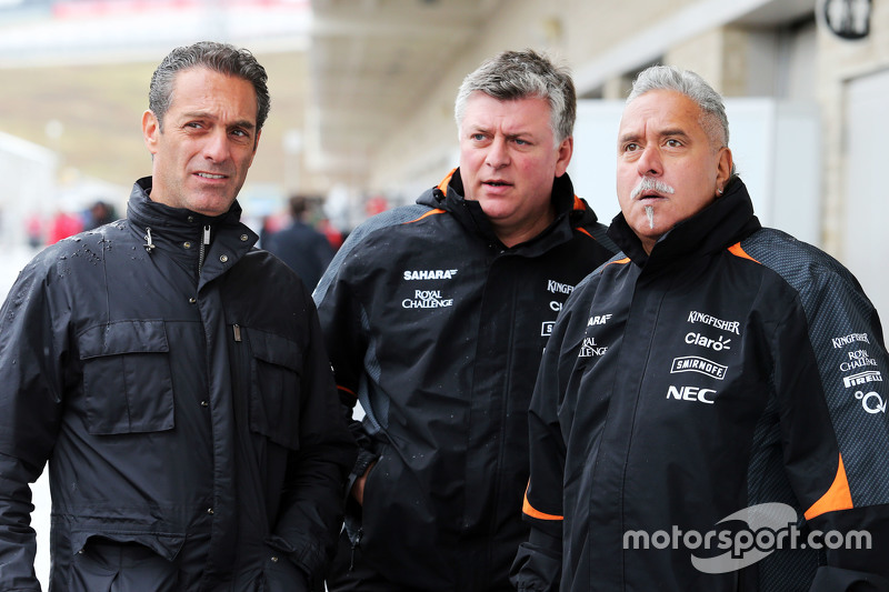 Carlos Slim Domit, Presidente de América móvil con Otmar Szafnauer, Sahara Force India F1 jefe de la oficina de operaciones y Dr. Vijay Mallya, Sahara Force India F1 dueño del equipo