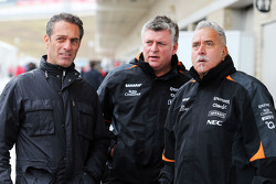 Carlos Slim Domit, avec Otmar Szafnauer, CEO de Sahara Force India F1 et le Dr. Vijay Mallya, propriétaire de Sahara Force India F1 Team