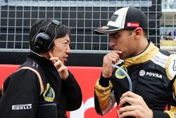 (Da sx a dx): Ayao Komatsu, Ingegnere di pista del Team Lotus F1 con Pastor Maldonado, Lotus F1 Team sulla griglia