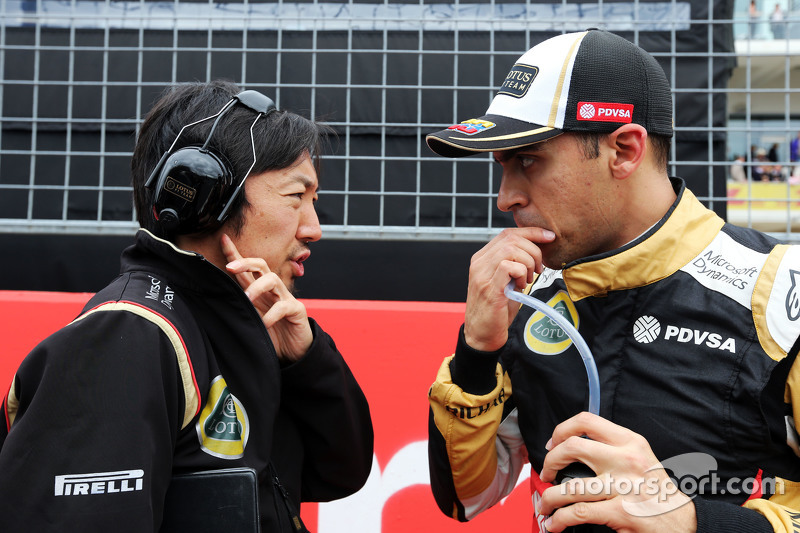 Ayao Komatsu, Lotus F1 Team ingeniero de carrera con Pastor Maldonado, Lotus F1 Team en la parrilla