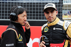 Ayao Komatsu, ingénieur de course Lotus F1 Team avec Pastor Maldonado, Lotus F1 Team sur la grille