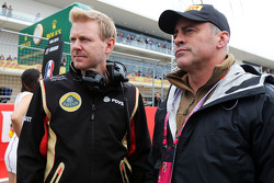 Andy Stobart, responsable presse Lotus F1 Team avec l'acteur Matt LeBlanc sur la grille