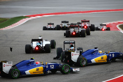 Фернандо Алонсо, McLaren MP4-30 разворачивает на старте гонки, а Маркус Эрикссон, Sauber C34 и Фелипе Наср, Sauber C34 объезжают его