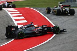 Fernando Alonso, McLaren MP4-30 recovers from a spin at the start of the race