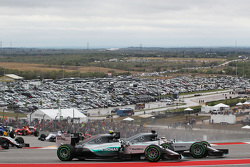 (Da sx a dx): Nico Rosberg, Mercedes AMG F1 W06 e il compagno di squadra Lewis Hamilton, Mercedes AMG F1 W06 lottano per la posizione all'inizio della gara