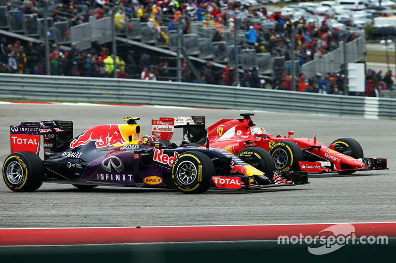 Daniil Kvyat, Red Bull Racing RB11 y Sebastian Vettel, Ferrari SF15-T luchan por la posición