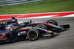 Carlos Sainz Jr., Scuderia Toro Rosso STR10 e Fernando Alonso, McLaren MP4-30 lottano per la posizio