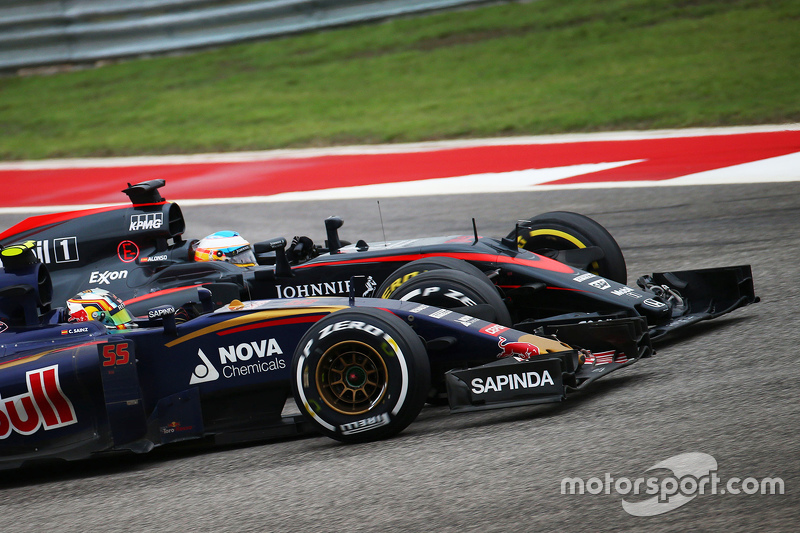 Carlos Sainz Jr., Scuderia Toro Rosso STR10 y Fernando Alonso, McLaren MP4-30 luchan por la posición