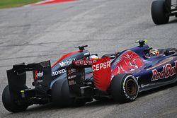 Carlos Sainz Jr., Scuderia Toro Rosso STR10 ve Fernando Alonso, McLaren MP4-30 pozisyon için mücadel