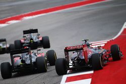 Carlos Sainz Jr., Scuderia Toro Rosso STR10 and Fernando Alonso, McLaren MP4-30 battle for position