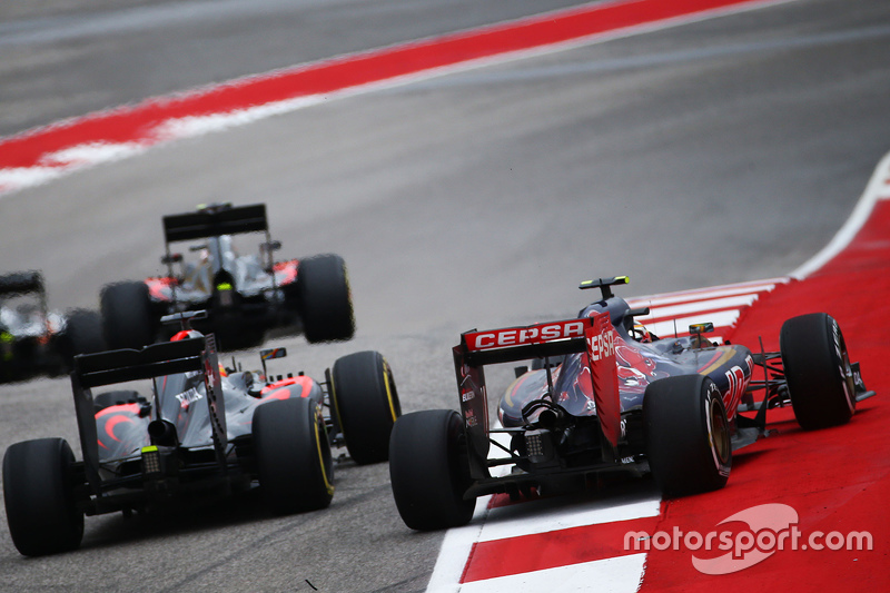 Carlos Sainz Jr., Scuderia Toro Rosso STR10 y Fernando Alonso, McLaren MP4-30 luchan por la posición