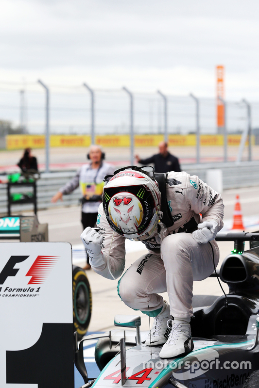 Winnaar en wereldkampioen Lewis Hamilton,  Mercedes AMG F1 W06 viert in parc ferme