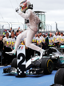 Il vincitore della gara e Campione del Mondo Lewis Hamilton, Mercedes AMG F1 W06 festeggia nel parco chiuso
