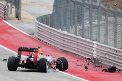 Daniil Kvyat, Red Bull Racing RB11 crashes out of the race