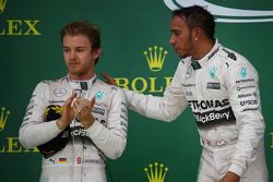 Podium : Le deuxième Nico Rosberg, Mercedes AMG F1 W06 et le vainqueur et Champion du Monde Lewis Hamilton, Mercedes AMG F1