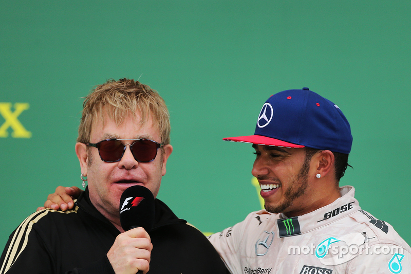 Podium : Sir Elton John avec le vainqueur de la course et Champion du Monde Lewis Hamilton, Mercedes AMG F1 Team