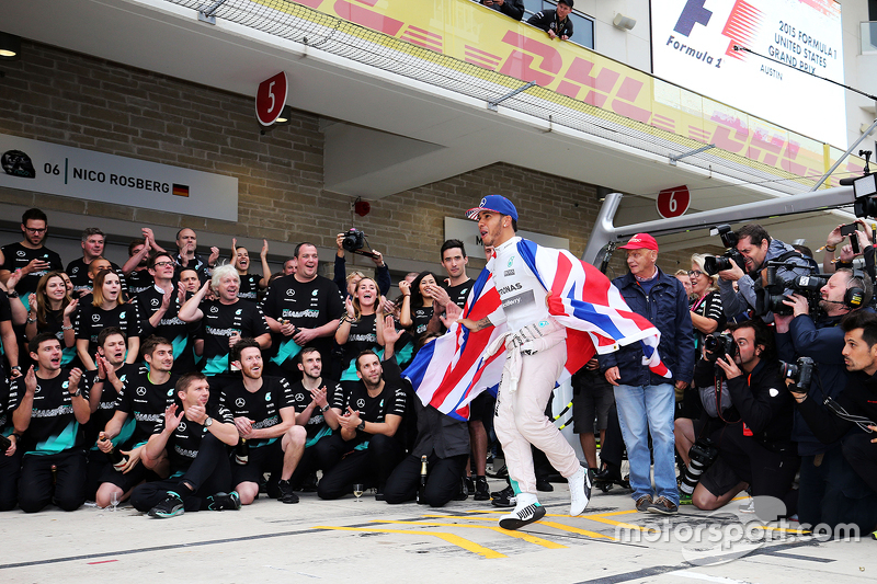 Race winner and World Champion Lewis Hamilton, Mercedes AMG F1 celebrates with the team