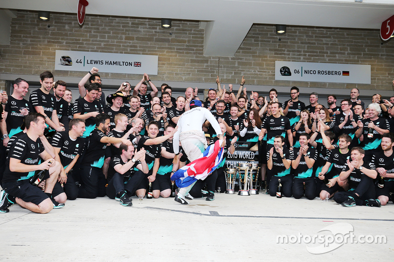 Ganador de la Carrera y Campeón del Mundo Lewis Lewis Hamilton, Mercedes AMG F1 celebra con el equipo