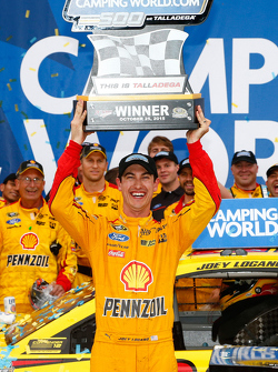 Winner Joey Logano, Team Penske Ford