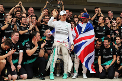 Race winner and World Champion Lewis Hamilton, Mercedes AMG F1 celebrates with team mate Nico Rosberg, Mercedes AMG F1 and the team