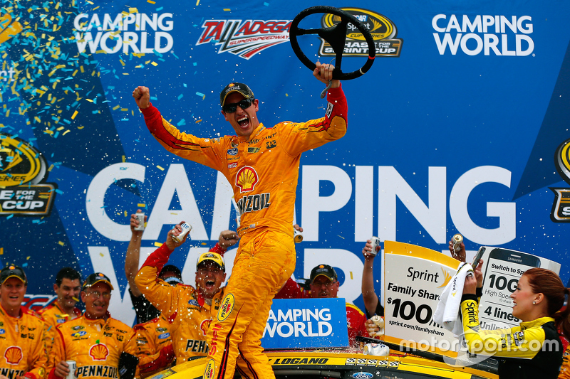 Victory Lane: Sieger Joey Logano feiert