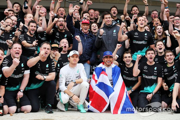 El equipo Mercedes celebra el Gran Premio de Estados Unidos 2015