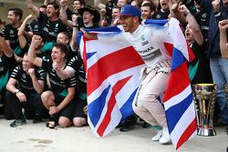 Ganador de la carrera y Campeón del Mundo Lewis Hamilton, Mercedes AMG F1 celebra con el equipo